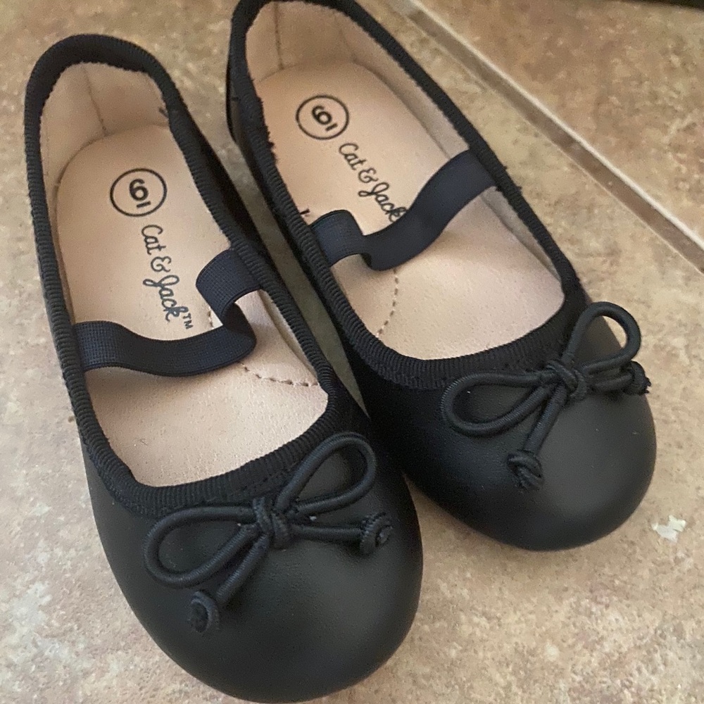 Cat & Jack Black Slippers Sz 6